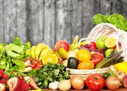 Kosze z owocami i warzywami na stole