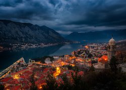 Miasto Kotor, Czarnogóra, Zatoka Kotorska, Morze, Noc, Góry, Oświetlone, Domy