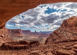 Stany Zjednoczone, Stan Utah, Park Narodowy Canyonlands, Krąg kamienny False Kiva, Kanion, Skały, Niebo, Chmury