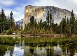 Stany Zjednoczone, Stan Kalifornia, Park Narodowy Yosemite, Dolina Yosemite, Góry, Szczyt El Capitan, Rzeka, Drzewa