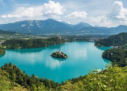 Krajobraz miejscowości i jeziora Bled w Słowenii