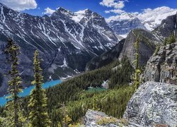 Góry, Jezioro Lake Louise, Las, Skały, Chmury, Park Narodowy Banff, Prowincja Alberta, Kanada