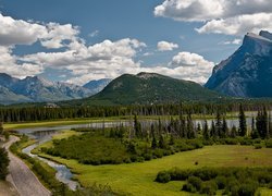 Park Narodowy Banff, Góra Mount Rundle, Jezioro Vermilion, Kanada, Las, Drzewa, Góry, Chmury