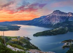 Park Narodowy Waterton Lakes, Hotel Księcia Walii Prince of Wales, Jezioro Upper Waterton, Góry, Lasy, Alberta, Kanada