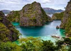 Krajobraz skalistej, porośniętej roślinnością filipińskiej wyspy Palawan