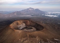 Krater wulkanu Gorely i wulkan Mutnovsky w tle
