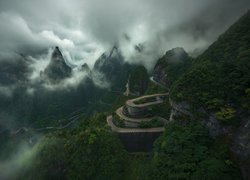 Kręta droga na górze Tianmen w Chinach