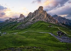 Góry, Dolomity, Przełęcz, Passo di Giau, Droga, Łąka, Chmury, Prowincja Belluno, Włochy