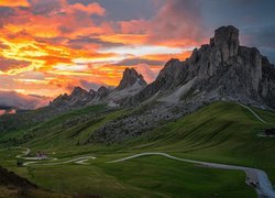 Dolomity, Przełęcz, Passo di Giau, Góry, Wzgórza, Kręta, Droga, Łąka, Zachód słońca, Prowincja Belluno, Włochy