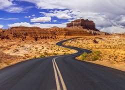 Kręta droga prowadząca do skał w stanie Utah