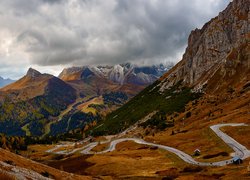 Kręta droga w Dolomitach