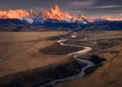 Ośnieżone, Góry, Andy, Szczyt Fitz Roy, Rzeka, Rio de las Vueltas, Patagonia, Argentyna