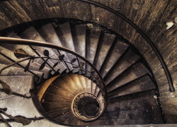 Kręte schody w starym wnętrzu