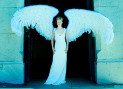 Kristen Anne Bell – amerykańska aktorka i wokalistka ze skrzydłami anioła