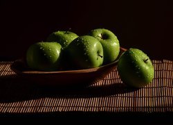 Krople wody na zielonych jabłkach
