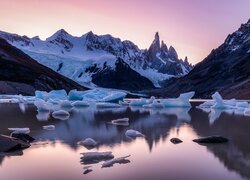 Kry lodowe na jeziorze i szczyt Cerro Torre w Patagonii
