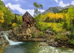 Stany Zjednoczone, Kolorado, Hrabstwo Gunnison, Rzeka Crystal River, Kryształowy Młyn - Crystal Mill, Wodospad, Wzgórza, Drzewa, Jesień