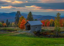 Jesień, Góry, Drzewa, Zadaszony, Most, AM Foster Covered Bridge, Pole, Zachód słońca, Cabot, Stan Vermont, Stany Zjednoczone