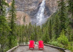 Punkt widokowy, Taras, Czerwone, Dwa, Krzesła, Las, Drzewa, Góra, Wodospad, Takkakaw Falls, Park Narodowy Yoho, Prowincja Kolumbia Brytyjska, Kanada