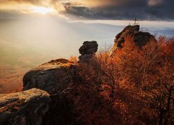 Krzyż na skałach w Górach Izerskich