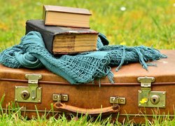 Książki i szal na walizce