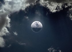 Księżyc i chmury na niebie