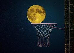 Księżyc nad koszem do koszykówki