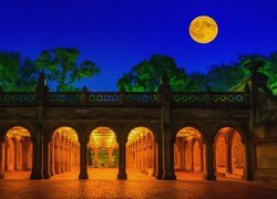 Księżyc nad oświetlonym tarasem Bethesda w Nowym Jorku