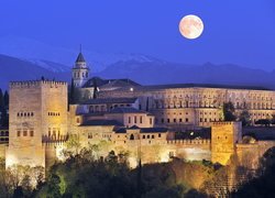 Księżyc nad Pałacem Alhambra w Hiszpanii