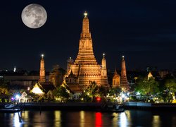 Księżyc nad Świątynią Świtu Wat Arun w Bangkoku