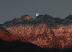 Księżyc w pełni nad górskimi szczytami