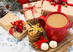 Kubek z kawą obok świątecznych prezentów