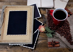 Kubek z kawą obok zasuszonej róży i albumu ze zdjęciami