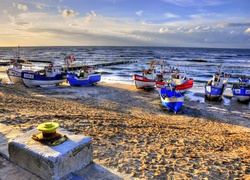 Kutry rybackie na plaży w Jarosławcu