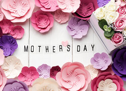 Kwiaty i napis Mothers Day na białych deskach