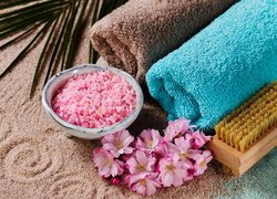 Kwiaty i sól przy ręcznikach na piasku