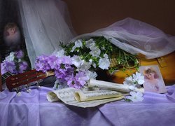 Kwiaty na gitarze obok zdjęcia i nuy
