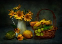 Kwiaty w dzbanku obok koszyka z owocami