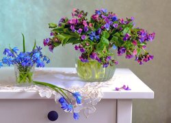 Kwiaty w szklanych naczyniach
