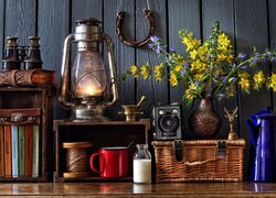 Kompozycja, Bukiet kwiatów, Lampa, Książki, Podkowa, Deski, Kubek, Dzbanek
