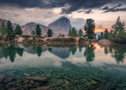 Lago Limides i chmury nad Dolomitami