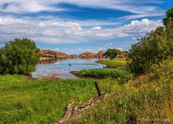 Łąka i skały nad jeziorem Watson Lake w Arizonie