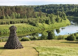 Łąki i zielone drzewa nad rzeką