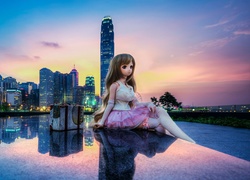Laleczka i widok na Tamar Park w Hong Kongu