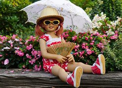 Lalka z parasolką i wachlarzem