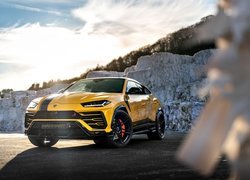 Lamborghini Urus przodem