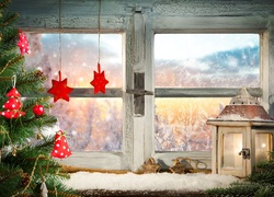 Lampion i świąteczne ozdoby wyeksponowane na oknie