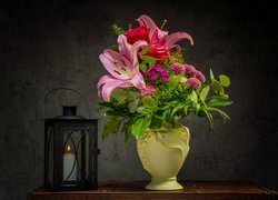 Lampion obok kwiatów w wazonie