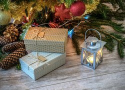 Lampion oświetlający prezenty pod choinką