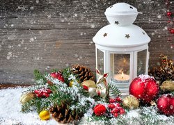 Lampion pośród dekoracji świątecznych